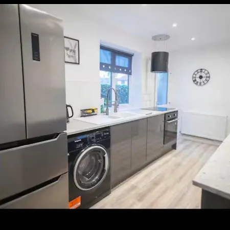 Holiday home Comfortable With Free Parking *