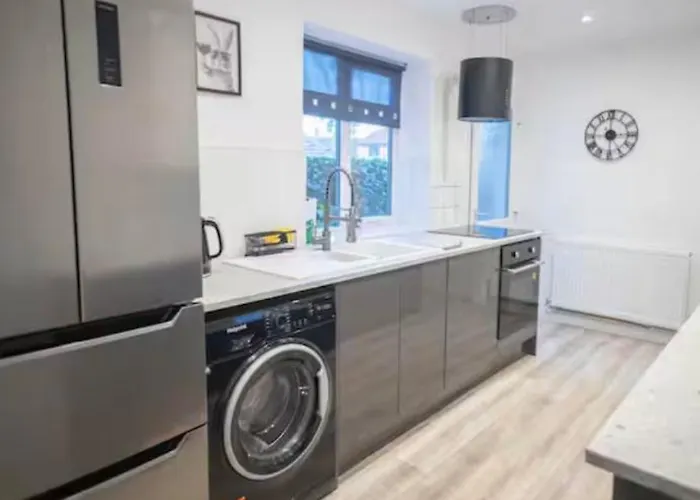 Holiday home Comfortable With Free Parking *