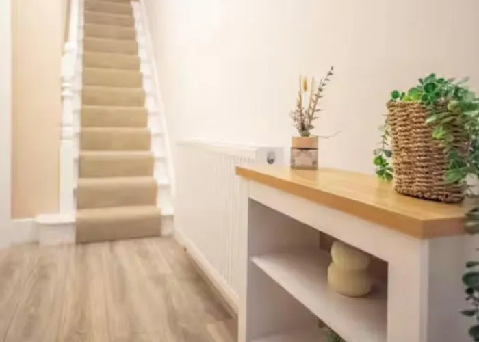 Holiday home Comfortable With Free Parking *